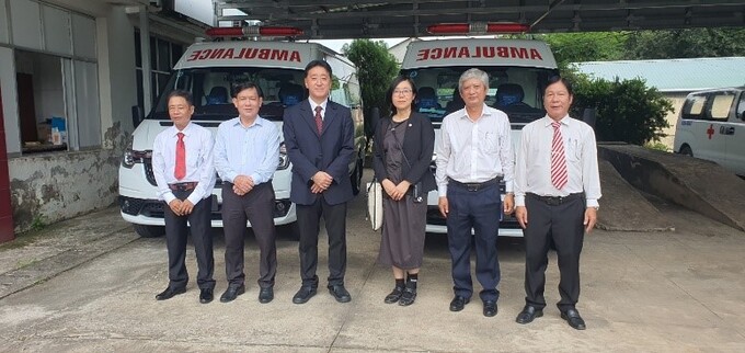 Bàn giao dự án trang bị 2 xe cứu thương cho trung tâm y tế huyện Tân Thạnh