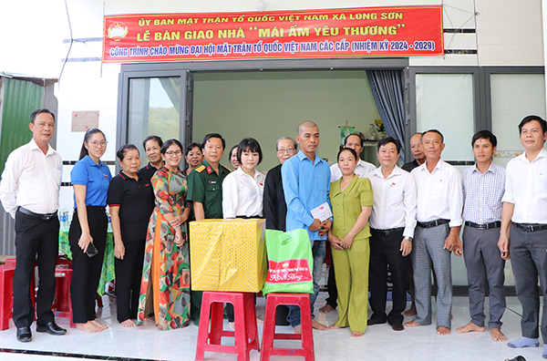 Đại diện Ủy ban Mặt trận Tổ quốc Việt Nam TP.Vũng Tàu, Mặt trận Tổ quốc xã Long Sơn, nhà hảo tâm trao nhà tới gia đình ông Nguyễn Bảo Cường