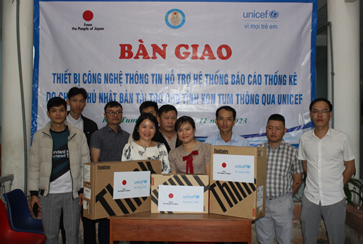 Quang cảnh buổi bàn giao máy tính cho đại diện các đơn vị