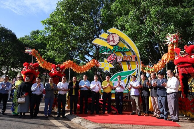 Đại biểu thực hiện nghi thức khánh thành cổng chào chợ phiên @BMT