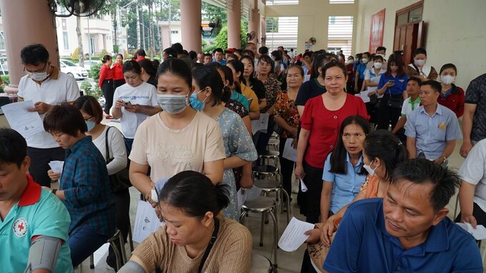 Các tình nguyện viên kiểm tra sức khỏe trước khi tham gia hiến máu