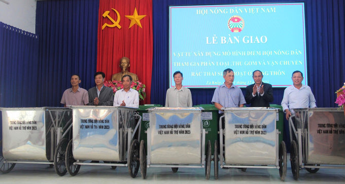 Bàn giao vật tư cho nông dân
