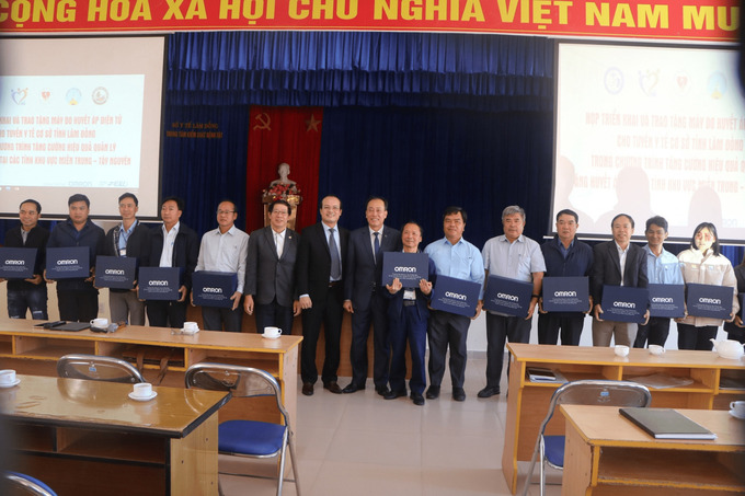 PGS.TS Nguyễn Minh Tâm - Phó Hiệu trưởng Trường Đại học Y Dược, Đại học Huế trao tặng máy đo huyết áp điện tử