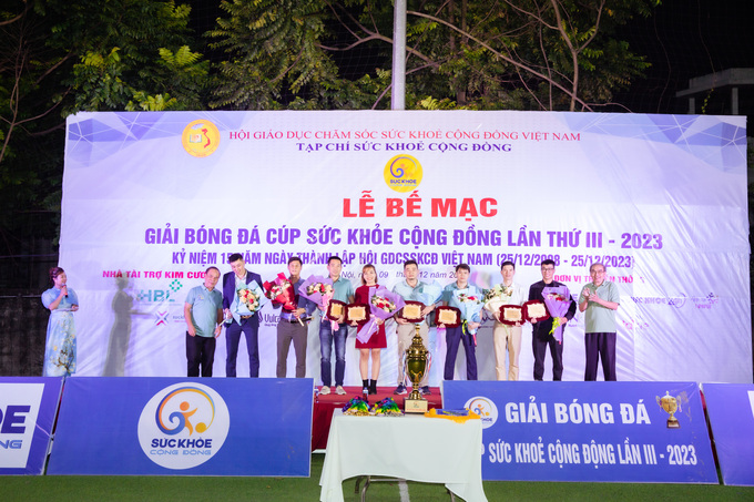 Ban tổ chức trao hoa và quà tri ân cho các nhà tài trợ