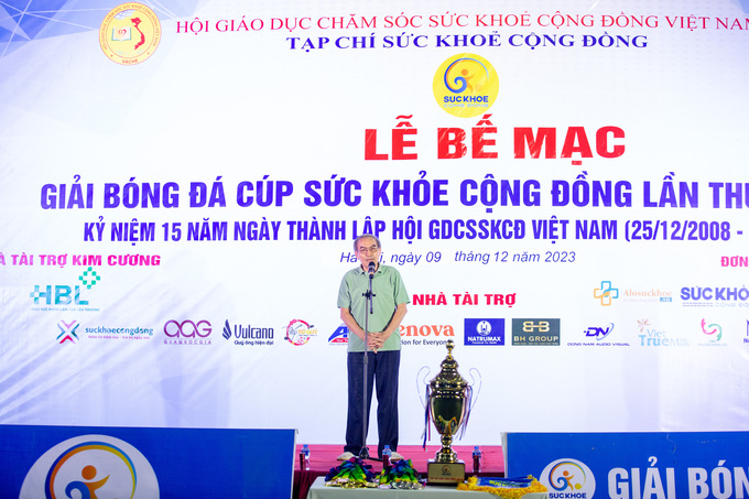 Đại tá Tạ Quang Vinh, Tổng thư ký, Trưởng Ban chỉ đạo Giải bóng phát biểu tại Lễ bế mạc