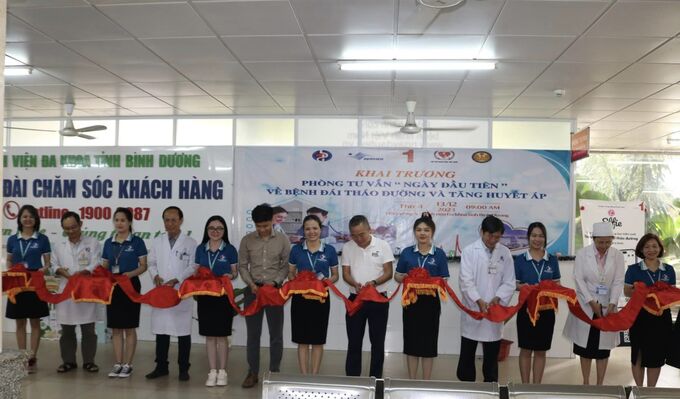 Ban lãnh đạo bệnh viện Đa khoa tỉnh Bình Dương cắt băng khánh thành khai trương phòng tư vấn “Ngày đầu tiên” về bệnh tăng huyết áp và đái tháo đường