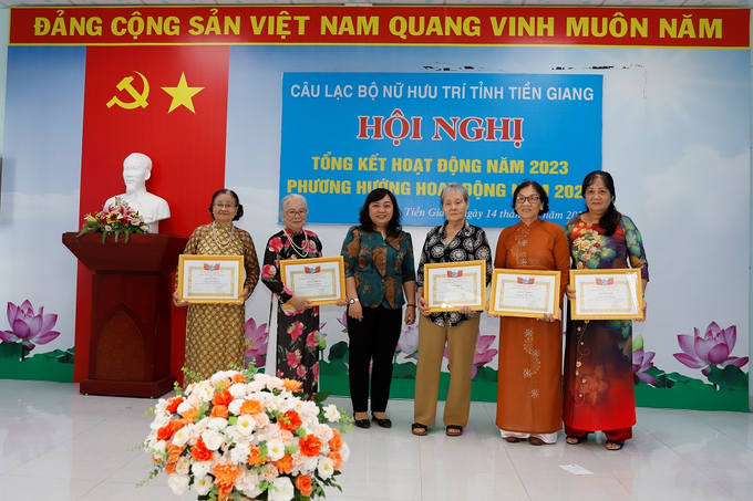 Phó Chủ tịch thường trực Hội LHPN trao giấy khen có các cá nhân