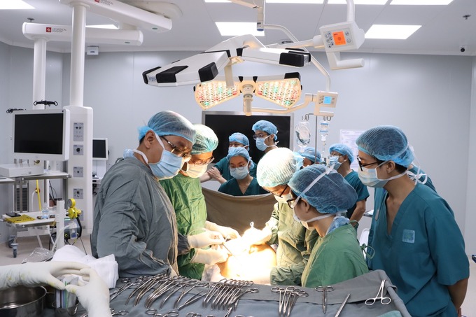 Bác sĩ bệnh viện Ung bướu thực hiện phẫu thuật cho bệnh nhân