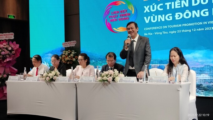 Các đại biểu tham luận tại hội nghị