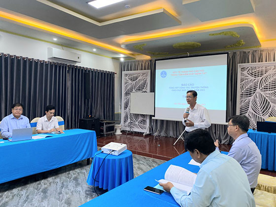 BS.CKI Trường Quốc Chiến - Trưởng Khoa Truyền thông – GDSK báo cáo hoạt động TTGDSK tại hội nghị (ảnh: Kim Nhiên)