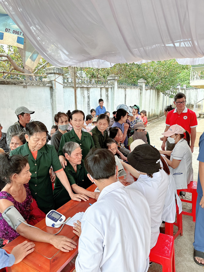 Bác sĩ HTTTBD  kiểm tra huyết áp cho người dân