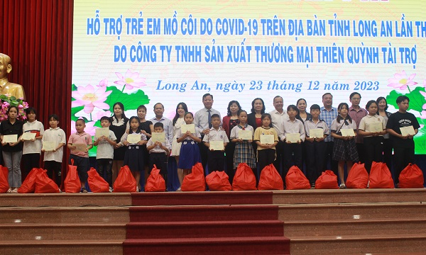 Trao học bổng cho các trẻ em mồ côi do dịch Covid-19
