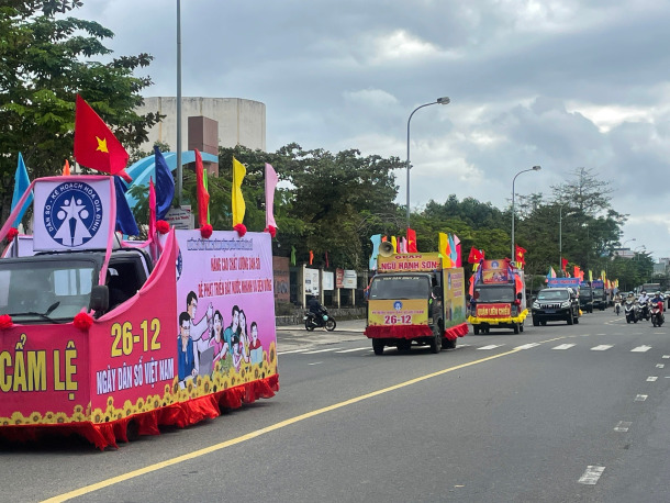 Đoàn xe diễu hành qua các tuyến phố  