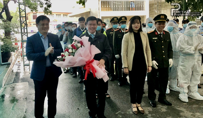 Phó Chủ tịch Thường trực UBND tỉnh Nguyễn Thanh Bình chúc mừng chương trình diễn tập thành công