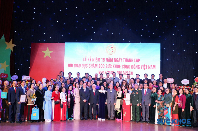 Các đại biểu chụp ảnh lưu niệm