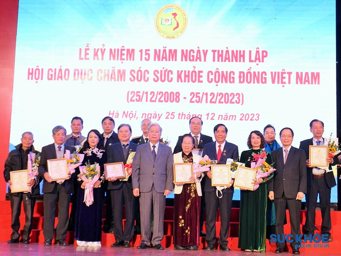 Hội tặng kỷ niệm chương cho các cá nhân là lãnh đạo, nguyên lãnh đạo Đảng, Nhà nước, các bộ, ngành, đoàn thể