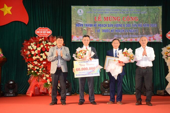 Ông Phạm Hải Dương – Phó Tổng giám đốc VRG và lãnh đạo công ty trao thưởng cho các nông trường về đích sớm