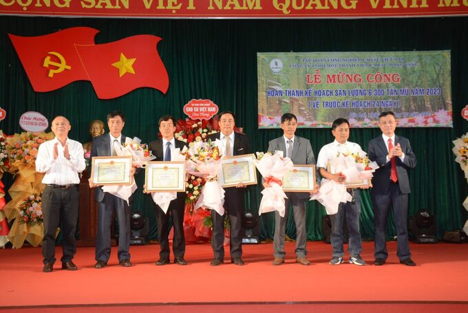 Ông Nguyễn Ngọc Mùi – Phó Chủ tịch Công đoàn Cao su Việt Nam trao thưởng cho đại diện Công đoàn công ty