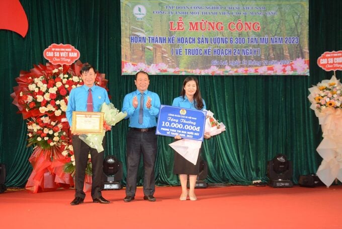 Ông Nguyễn Ngọc Mùi – Phó Chủ tịch Công đoàn Cao su Việt Nam trao thưởng cho đại diện Công đoàn công ty