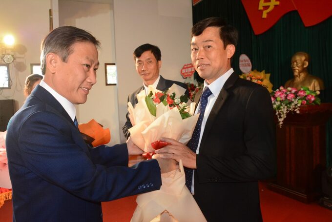 Ông Đặng Công Thoại – Chủ tịch Hội đồng thành viên công ty tặng hoa chúc mừng các tập thể đạt thành tích xuất sắc