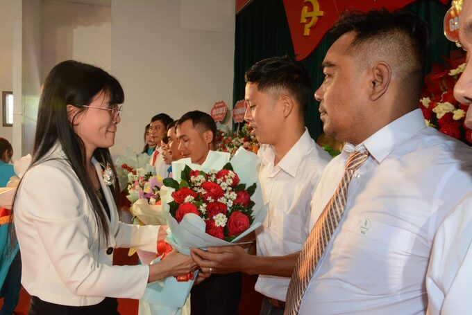 Đại diện lãnh đạo công ty tặng hoa chúc mừng các tổ sản xuất về đích sớm
