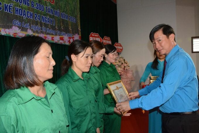 Ông Lê Huy Phu – Phó Tổng giám đốc, Chủ tịch Công đoàn công ty trao thưởng cho các công nhân có thành tích xuất sắc trong phong trào thi đua nước rút 3 tháng cuối năm