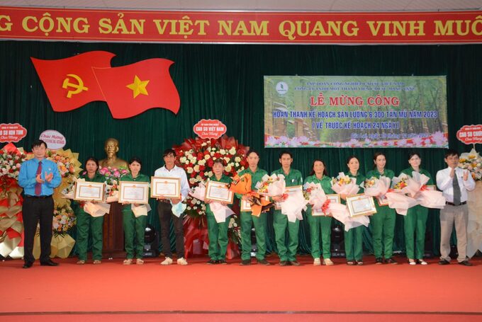 Lãnh đạo công ty và Công đoàn công ty trao thưởng cho các cá nhân