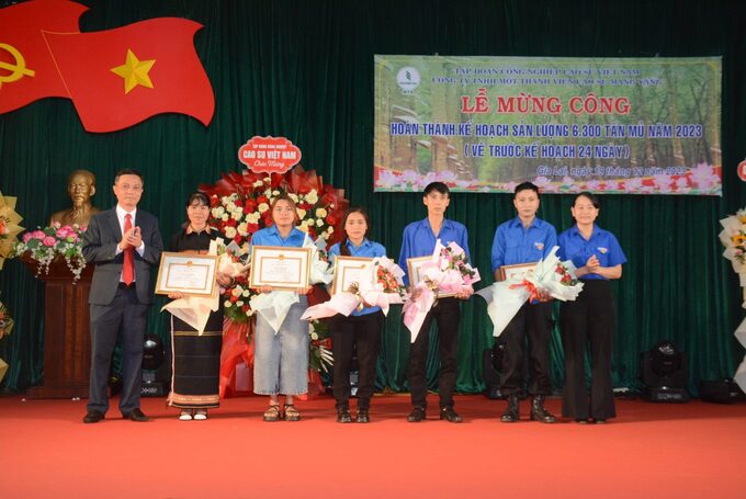 Ông Trương Văn Hội – Tổn giám đốc công ty trao thưởng cho các đoàn viên thanh niên có thành tích xuất sắc trong lao động sản xuất