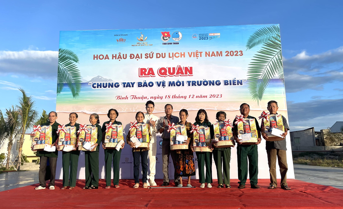 Trao tặng phần quà cho cựu thanh niên xung phong trên địa bàn TP. Phan Thiết