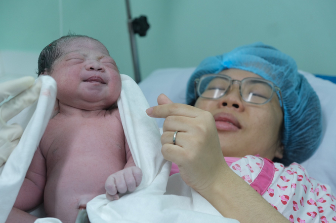 Chị Trần Lãnh Mỹ Yến, ngụ Bình Chánh đón con đầu lòng là bé gái nặng 3,550 kg