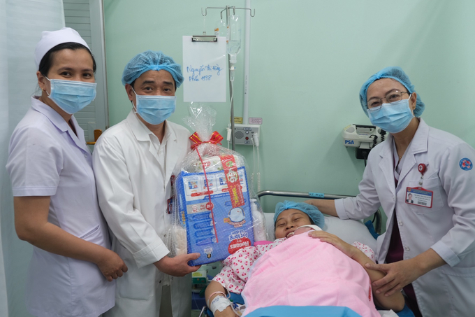 Bác sĩ bệnh viện Hùng Vương tặng quà mừng cho sản phụ sinh lúc 0h