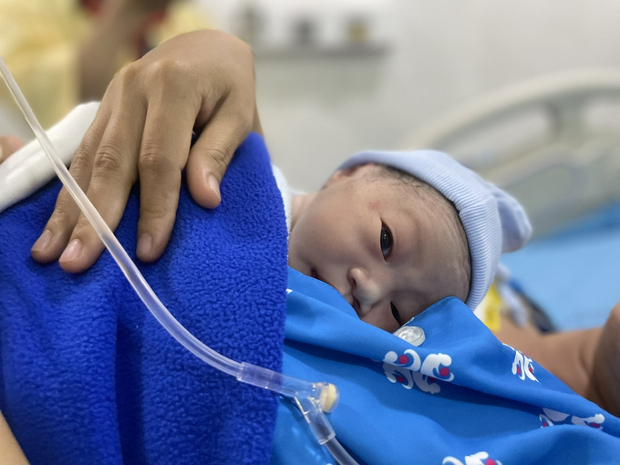 Con trai của chị Trương Thị Bình, sinh năm 1992, ngụ Bình Dương là một trong những công dân nhí đầu tiên chào đời tại Bệnh viện Từ Dũ