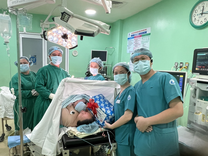 Các bác sĩ Bệnh viện Từ Dũ tặng quà đầu năm mới cho sản phụ