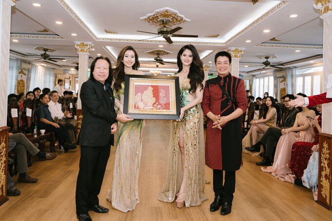 Đấu giá gây quỹ từ thiện tà áo dài văn hóa của nhà thiết kế Tuấn Hải và tranh mạ vàng của nghệ nhân Hoàng Điệp