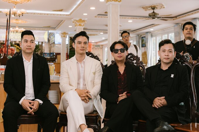 Nhà báo Vũ Ngọc Thảnh - Trưởng BTC (ngoài cùng, bìa trái) cùng Á vương 1 Man Of The Year 2022 - Nguyễn Minh Khắc, đạo diễn Catwalk Tạ Nguyên Phúc, nghệ nhân Quốc gia Nguyễn Đình Phúc