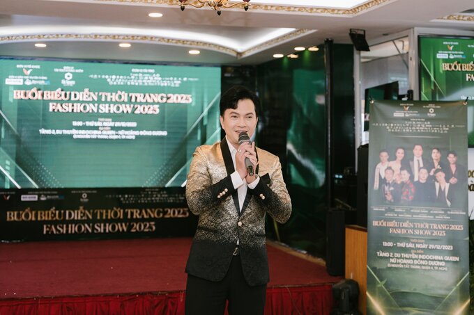 Ca sĩ Nam Cường thể hiện bài hát 