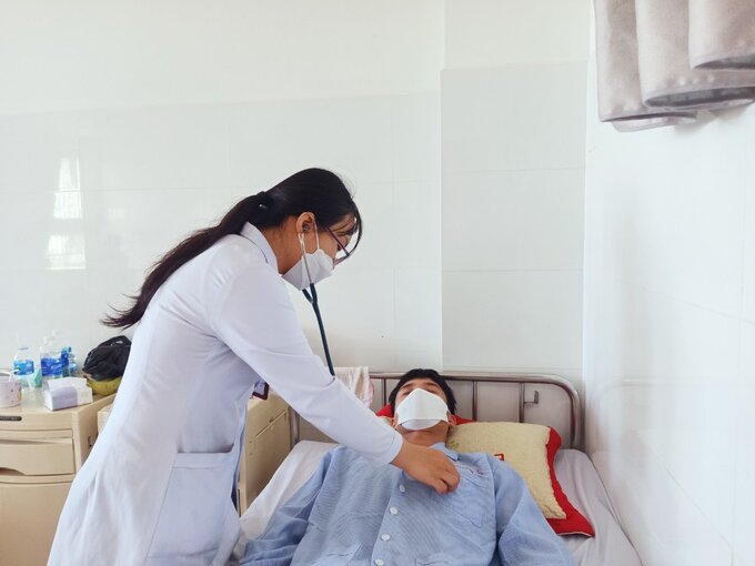 Bác sĩ kiểm tra lại cho bệnh nhân (Ảnh BVCC)