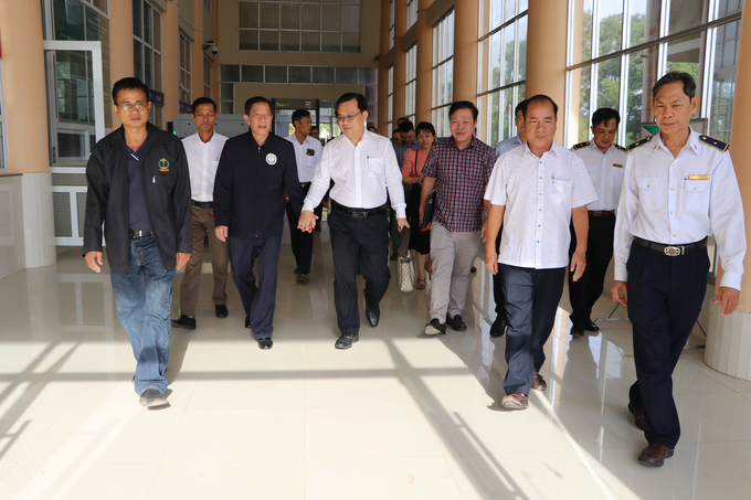 BS.CKII Chung Tấn Thịnh - Phó Giám đốc Sở Y tế Kiên Giang đón đoàn Campuchia tại cửa khẩu Quốc tế Hà Tiên.