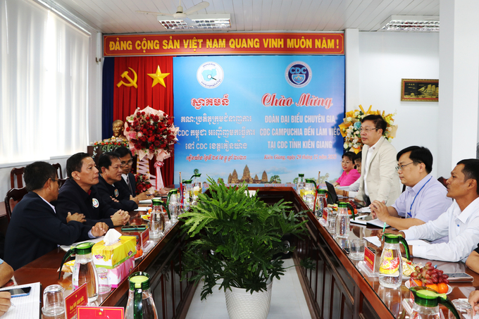 ThS.BS Trần Thế Vinh - Phó Giám đốc Phụ trách Trung tâm Kiểm soát bệnh tật tỉnh Kiên giang trao đổi về phòng chống dịch bệnh trên địa bàn tỉnh