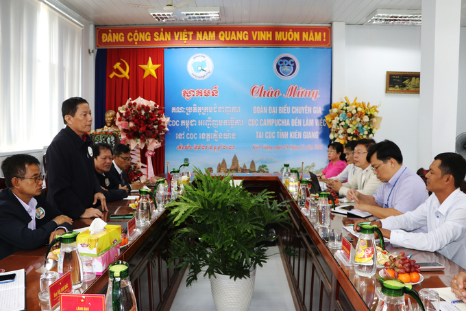 Ngài Chea Moneth - Trưởng đoàn chuyên gia CDC Campuchia phát biểu tại buổi thảo luận, trao đổi kinh nghiệm