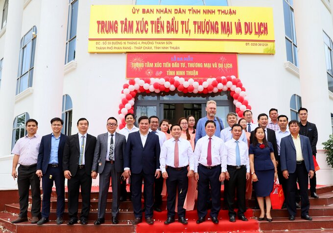 Các đại biểu chụp ảnh lưu niệm (Ảnh Văn Nỷ)