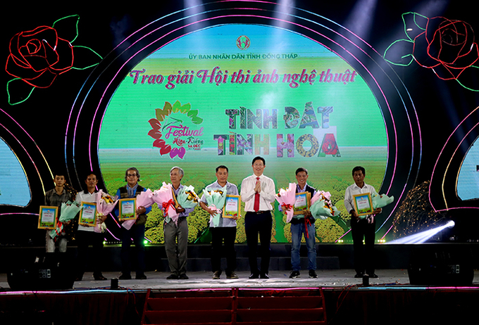 Ông Huỳnh Minh Tuấn trao giải cho các tác giả đạt giải tại hội thi ảnh nghệ thuật