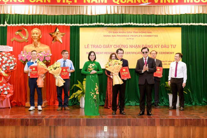Ông Nguyễn Hồng Lĩnh - Bí thư Tỉnh ủy Đồng Nai và bà Nguyễn Thị Hoàng - Phó Chủ tịch UBND tỉnh Đồng Nai trao giấy chứng nhận đầu tư cho ông Trương Hoàng Phương - Giám đốc Nhà máy Nestlé Trị An