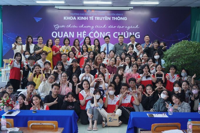 200 bạn sinh viên VOV College được giao lưu với 2 diễn giả đang hoạt động trong lĩnh vực báo chí, truyền thông và quan hệ công chúng