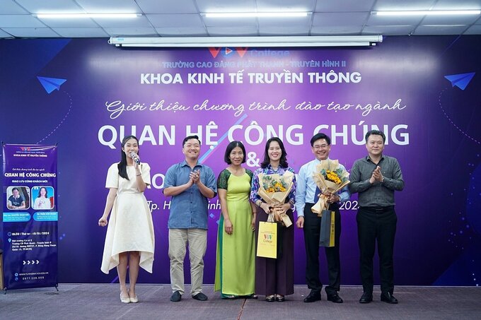 Đại diện VOV College trao hoa và quà kỷ niệm cho 2 diễn giả