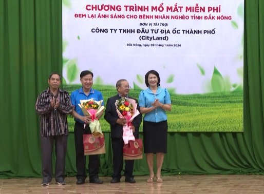 Lãnh đạo tỉnh tặng hoa và quà cảm ơn đến các đơn vị đã đồng hành, phối hợp tổ chức chương trình