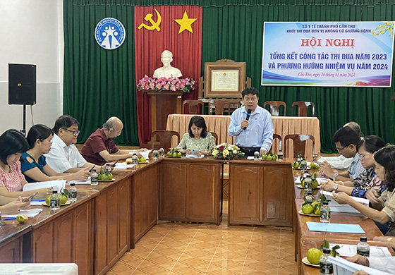 Ông Thiều Quang Hùng - Giám đốc Trung tâm Pháp y, khối trưởng Khối thi đua năm 2023 phát biểu tại buổi tổng kết