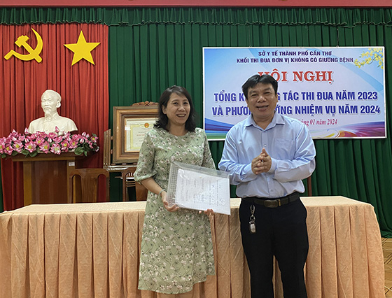 Trung tâm Pháp y, khối trưởng khối thi đua năm 2023 trao nhiệm vụ cho Trung tâm Y tế quận Ninh Kiều, khối trưởng khối thi đua năm 2024
