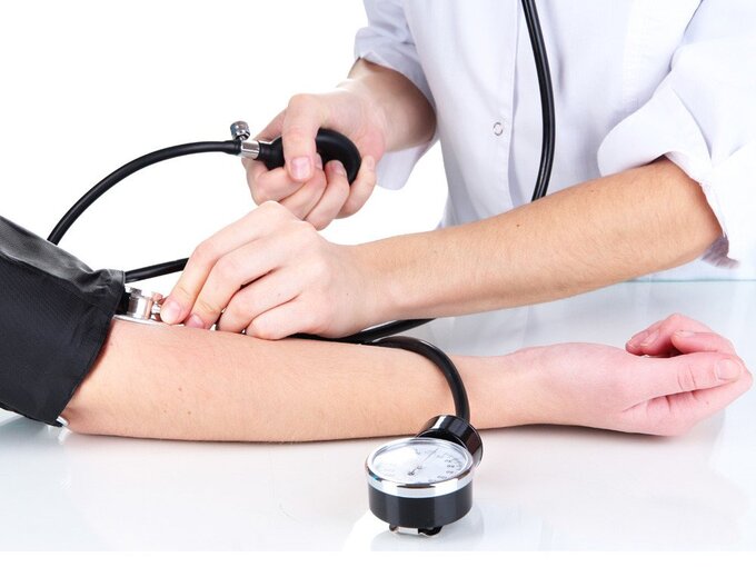 Theo dõi huyết áp tại nhà và kiểm tra sức khỏe định kỳ (ảnh minh họa)