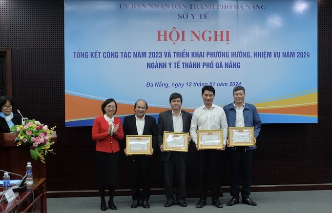 Lãnh đạo Sở Y tế trao bằng khen cho các cá nhân, tập thể có nhiều đóng góp và thành tích xuất sắc trong ngành y tế